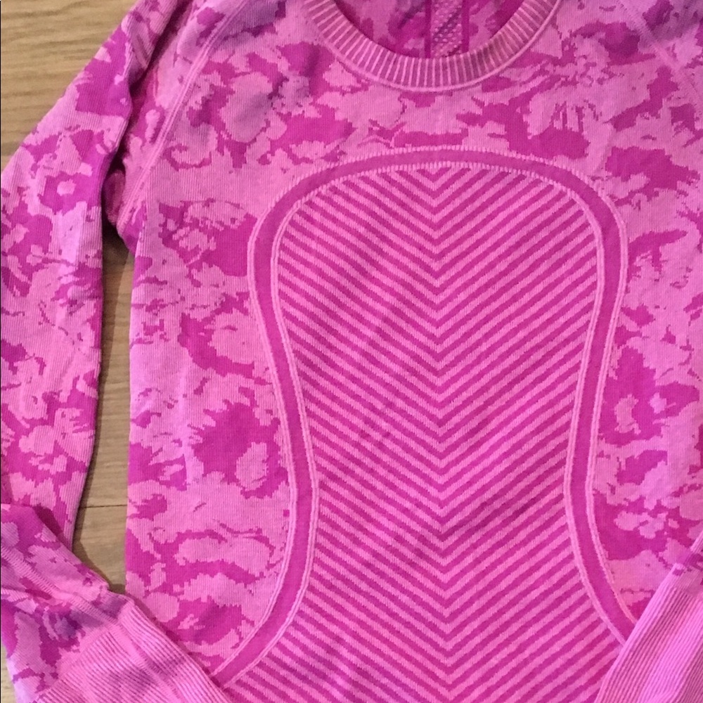 Lululemon long sleeve top with thumb holes